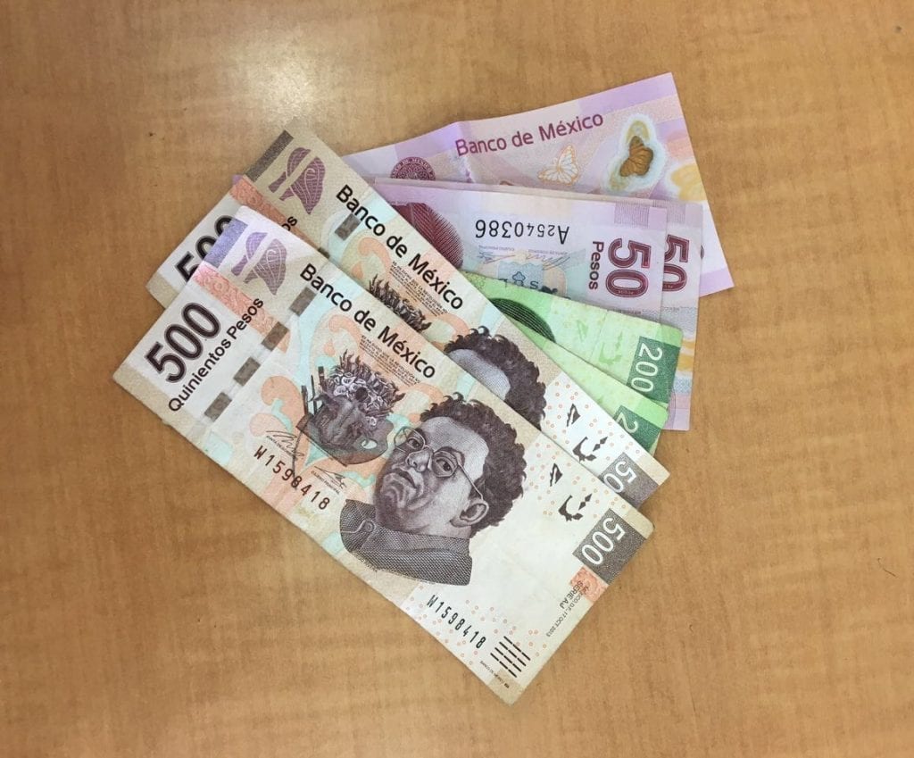 Distintos billetes de pesos mexicanos