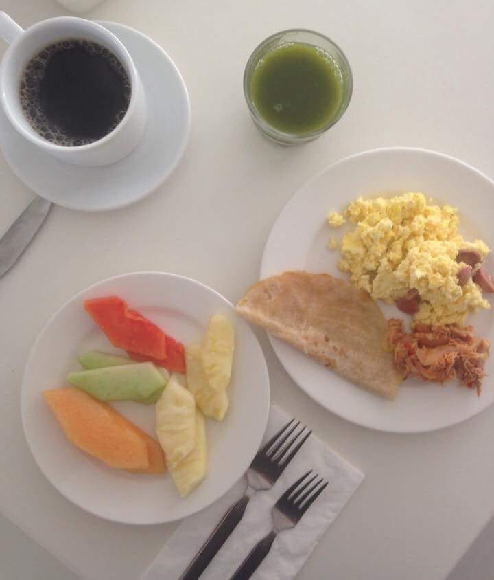 Desayuno buffet en el hotel Ramada Cancún