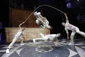 Gimnastas actuando en JOYÀ, de Cirque du Soleil