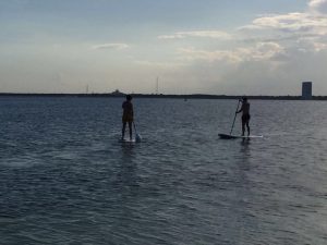 En Riviera Maya hay muchas cosas que hacer con niños, como el paddle surf