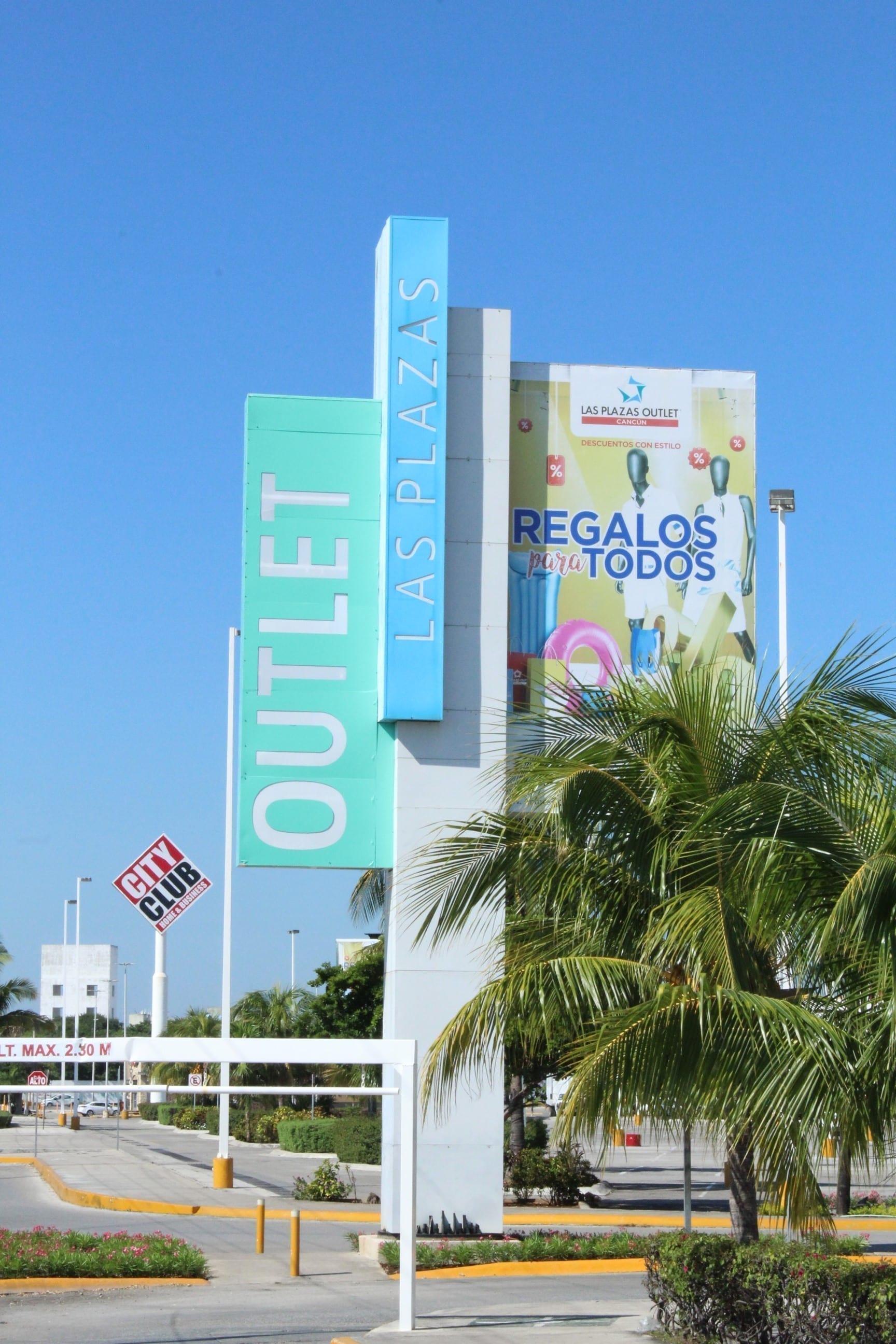 Acceso a Las Plazas Outlet Cancún